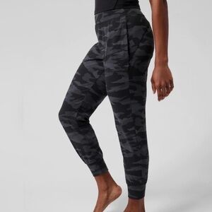 Athleta Salutation Jogger in Black Camo Size Medium